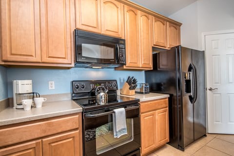 Apartment (3 Bedrooms) | Private kitchen | Fridge, microwave, oven, stovetop