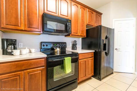 Apartment (3 Bedrooms) | Private kitchen | Fridge, microwave, oven, stovetop