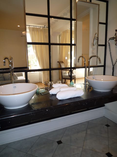 Junior Suite, terrace | Bathroom | Free toiletries, hair dryer, bathrobes, slippers