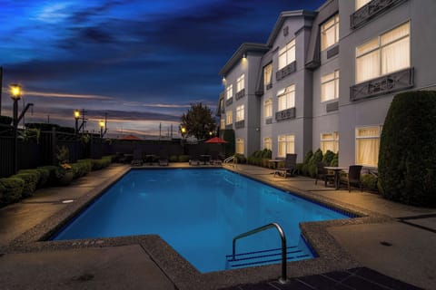 Outdoor pool, pool umbrellas, sun loungers