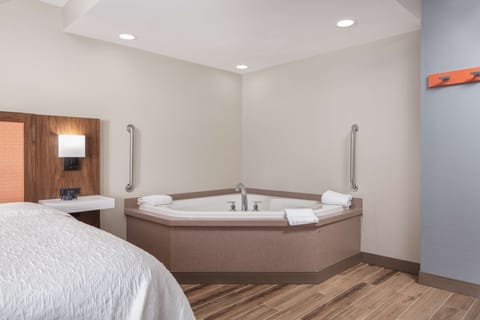 Combined shower/tub, hair dryer, towels