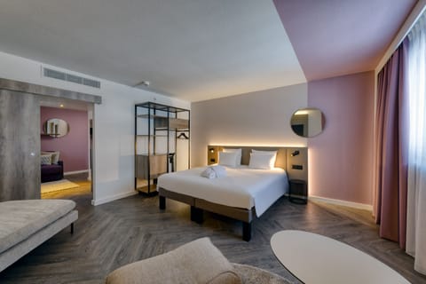 Suite, 1 Double Bed | Free minibar, in-room safe, desk, laptop workspace