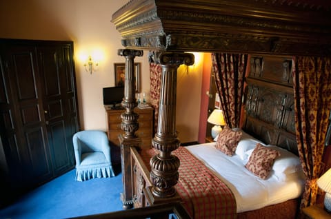 Deluxe Room (Four Poster) | In-room safe, desk, iron/ironing board, rollaway beds