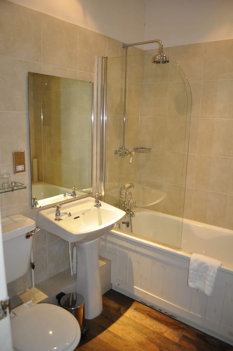 Combined shower/tub, free toiletries, hair dryer, towels