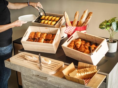 Daily buffet breakfast (EUR 9.90 per person)