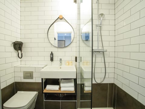 Select Comfort beds, in-room safe, desk, soundproofing