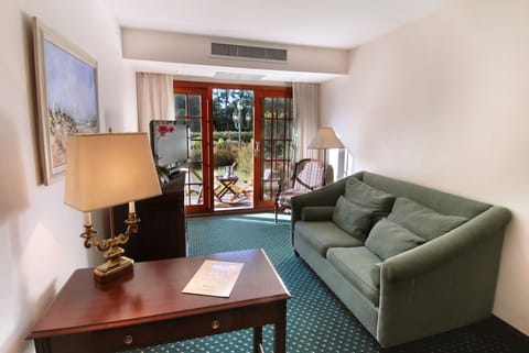 Classic Suite | Living room | 32-inch LCD TV with cable channels, TV