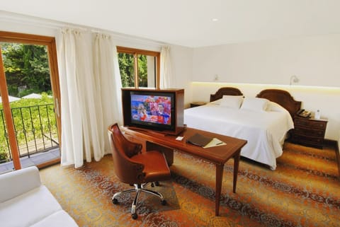 Junior Suite | Living room | 32-inch LCD TV with cable channels, TV