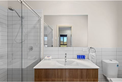 Deluxe 3 Bedroom House - Sleeps 8 | Bathroom | Shower, hair dryer, towels