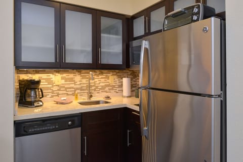 Full-size fridge, microwave, stovetop, dishwasher