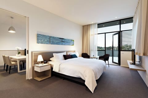 Flinders Suite | Minibar, in-room safe, desk, soundproofing