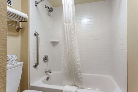 Standard Room, 1 King Bed, Non Smoking | Bathroom | Combined shower/tub, free toiletries, hair dryer, towels