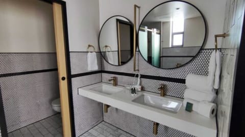 Presidential Room | Bathroom | Shower, rainfall showerhead, free toiletries, hair dryer