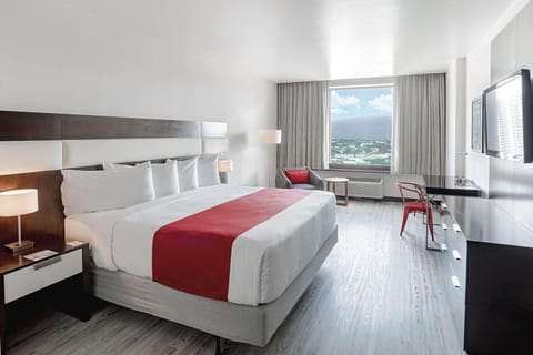 Premium Room, 1 King Bed, Non Smoking | Premium bedding, pillowtop beds, minibar, in-room safe