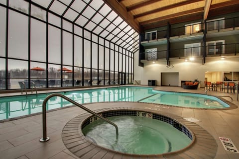 Indoor pool, sun loungers