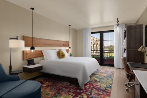 Deluxe Room, 1 King Bed (Deluxe King) | Egyptian cotton sheets, premium bedding, pillowtop beds, in-room safe
