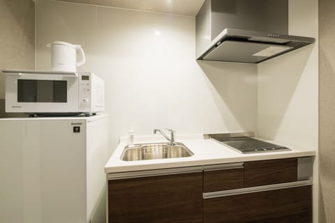 Superior Room, Non Smoking (B) | Private kitchen | Fridge, microwave, stovetop, cookware/dishes/utensils