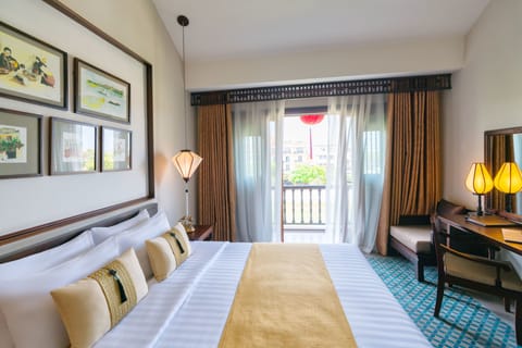 Suite, River View | Premium bedding, down comforters, Select Comfort beds, minibar