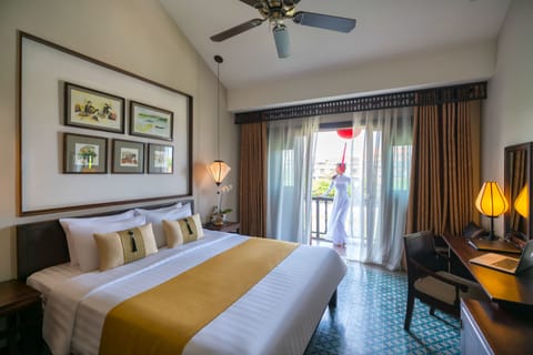 Suite, River View | Premium bedding, down comforters, Select Comfort beds, minibar