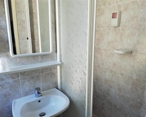 Shower, free toiletries, hair dryer, bidet