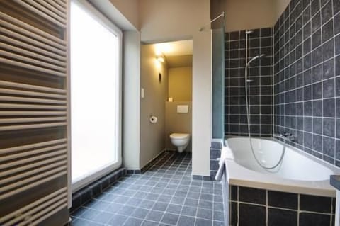 Luxury Double Room, Balcony | Bathroom | Free toiletries, hair dryer, towels