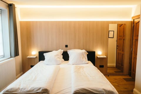 Individually decorated, desk, free WiFi