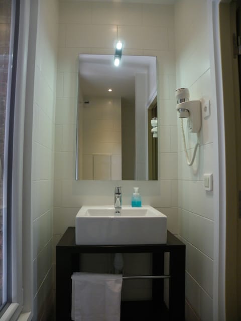 Standard Double Room | Bathroom sink