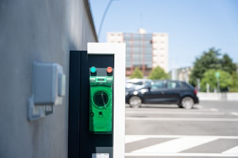 Electric vehicle charging station