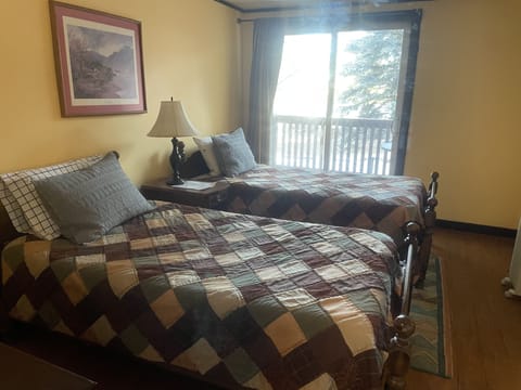 Classic Room, Private Bathroom (Erin's Room) | Individually decorated, individually furnished, free WiFi, bed sheets