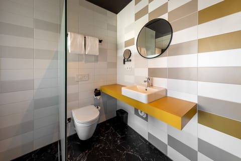 Studio Suite | Bathroom | Shower, towels