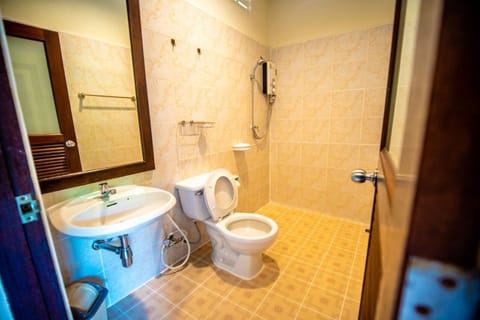 One Bedroom | Bathroom | Shower, rainfall showerhead, free toiletries, hair dryer