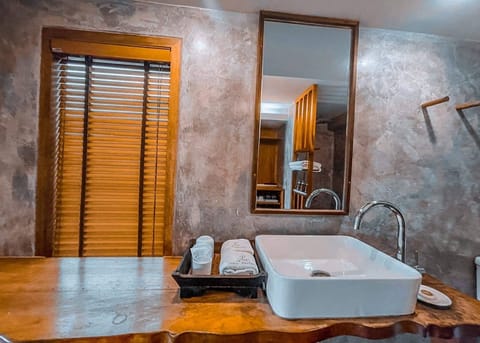 Superior Beachfront Room | Bathroom | Shower, free toiletries, hair dryer, towels