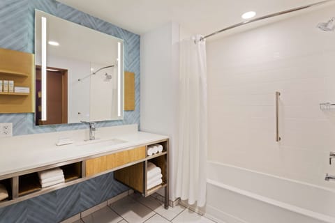 Room, 1 King Bed (Drinks & Snacks) | Bathroom | Combined shower/tub, towels