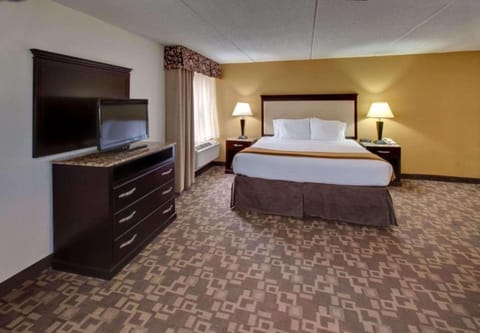 Suite, 1 King Bed, Non Smoking, Jetted Tub | Desk, laptop workspace, blackout drapes, soundproofing