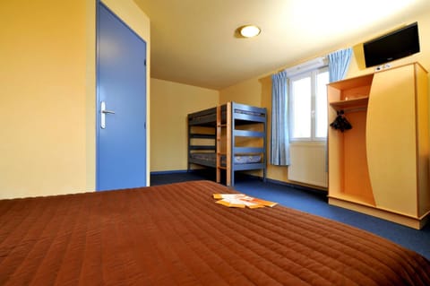 Desk, blackout drapes, free cribs/infant beds