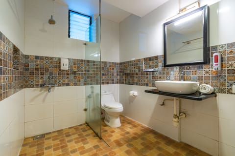 Garden Facing Villa  | Bathroom | Separate tub and shower, free toiletries, hair dryer, towels