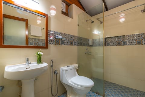 Wooden Cottage | Bathroom | Separate tub and shower, free toiletries, hair dryer, towels