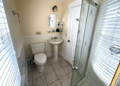 Superior Room, 1 Bedroom, Private Bathroom, City View | Bathroom | Shower, free toiletries, bathrobes, towels