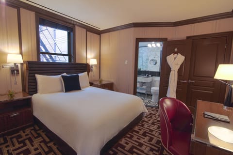 Deluxe Room, 1 Queen Bed | Premium bedding, down comforters, pillowtop beds, minibar