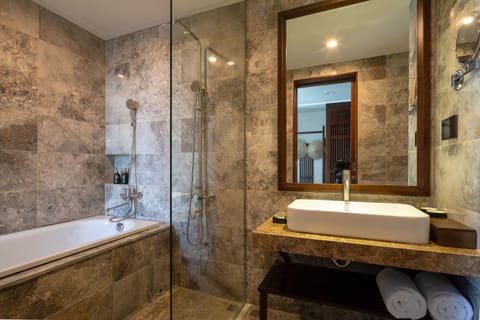 Suite River View | Bathroom | Free toiletries, hair dryer, slippers, towels