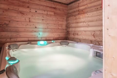 Indoor spa tub