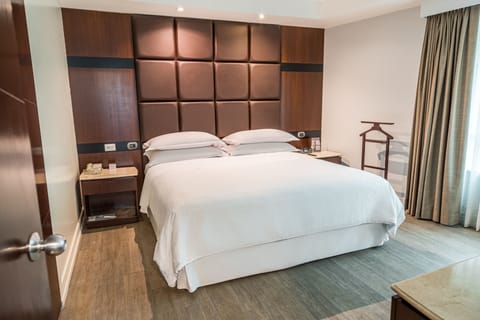 Junior Suite, 1 King Bed | Down comforters, minibar, in-room safe, desk