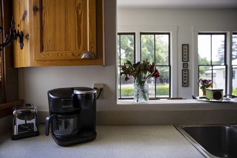 Keurig coffee maker with pods and fresh ground drip capacity 