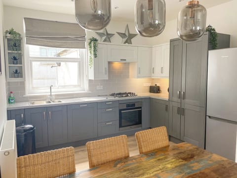 Kitchen area | Beach View, Newquay