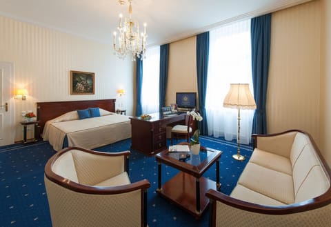 Business Room | Minibar, in-room safe, individually decorated, individually furnished