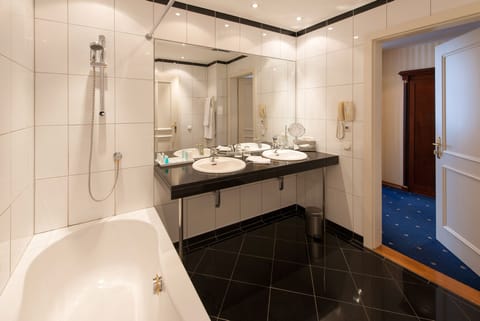 Business Room | Bathroom | Combined shower/tub, free toiletries, hair dryer, bathrobes