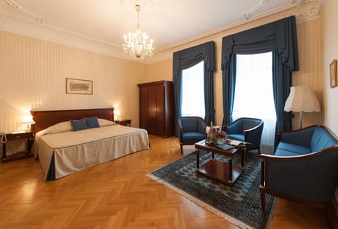 Double Room | Minibar, in-room safe, individually decorated, individually furnished