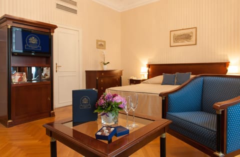 Double Room | Minibar, in-room safe, individually decorated, individually furnished