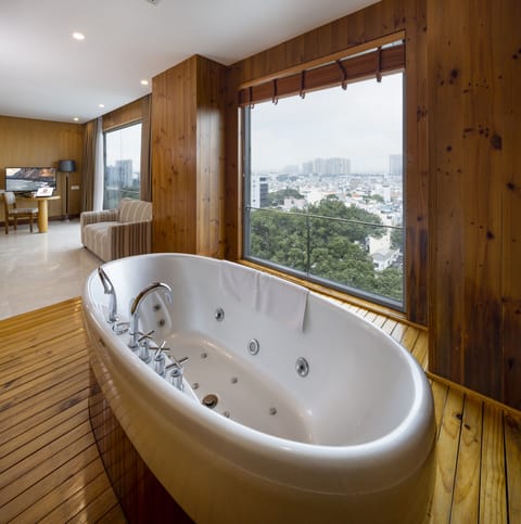 PANORAMA SUITE City View with daily afternoon tea | Bathroom | Free toiletries, hair dryer, bathrobes, slippers