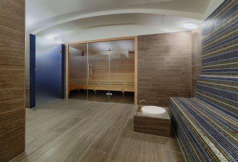 Couples treatment rooms, sauna, spa tub, steam room, body treatments